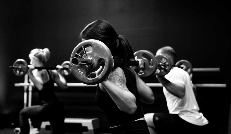 sven-mieke-Copy People lifting weights in a gym - you need calcium for strong bones
