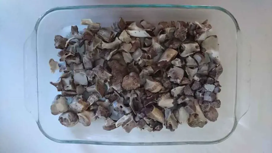A lot of dry beef bones in a baking tray