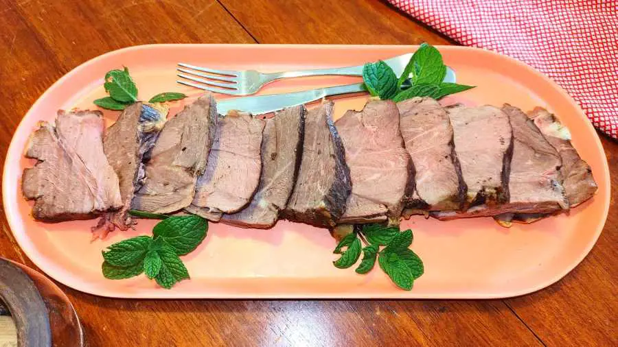 Slices of lamb leg roast on a serving platter – Copy Slices of carnivore lamb leg roast on a serving platter