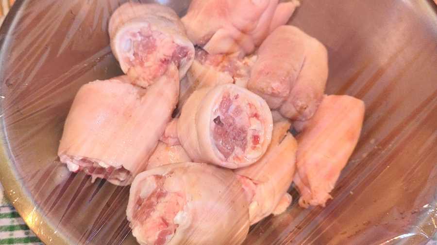 Pig trotter pieces being marinated in a bowl